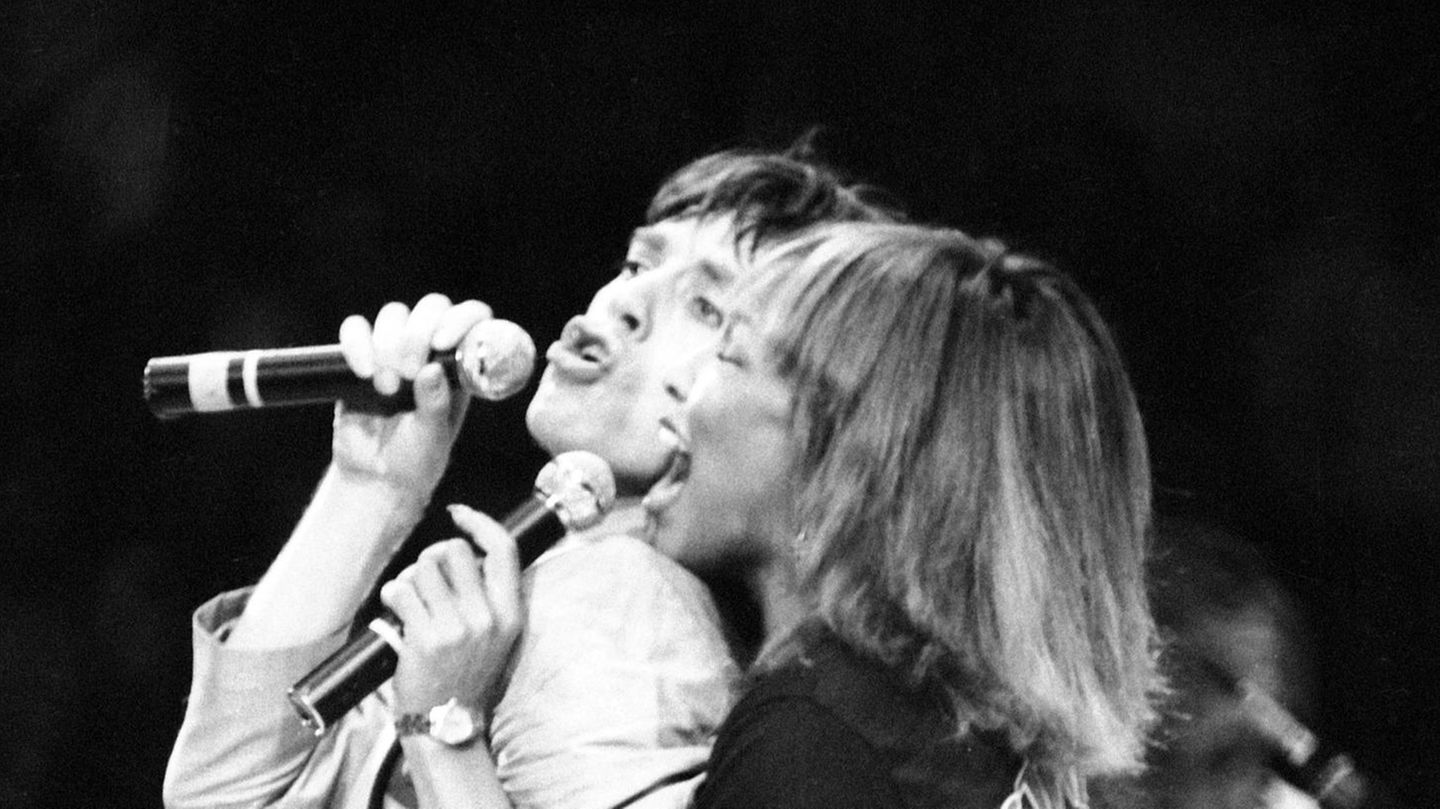 Im gleichen Jahr erschien Jaggers erstes Solo-Album "She's the Boss", das zum Chartstürmer wurde. Anlässlich des Live-Aid-Konzerts trat der Sänger zudem mit Tina Turner in Philadelphia auf. Angetrieben vom Erfolg nahm Jagger immer mehr Songs alleine auf, ging sogar ohne seine Bandmitglieder auf Tour – was insbesondere Richards sauer aufstieß. Die weitere Zusammenarbeit der Band stand zu der Zeit auf dem Spiel, man munkelte um das Aus der Rolling Stones. Doch kurz darauf sah man die Stones auf großer US-Tournee, für die sie eine enorme Summe von mehr als 70 Millionen Euro erhielten. 