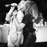 Im gleichen Jahr erschien Jaggers erstes Solo-Album "She's the Boss", das zum Chartstürmer wurde. Anlässlich des Live-Aid-Konzerts trat der Sänger zudem mit Tina Turner in Philadelphia auf. Angetrieben vom Erfolg nahm Jagger immer mehr Songs alleine auf, ging sogar ohne seine Bandmitglieder auf Tour – was insbesondere Richards sauer aufstieß. Die weitere Zusammenarbeit der Band stand zu der Zeit auf dem Spiel, man munkelte um das Aus der Rolling Stones. Doch kurz darauf sah man die Stones auf großer US-Tournee, für die sie eine enorme Summe von mehr als 70 Millionen Euro erhielten. 