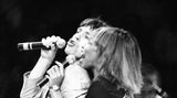 Im gleichen Jahr erschien Jaggers erstes Solo-Album "She's the Boss", das zum Chartstürmer wurde. Anlässlich des Live-Aid-Konzerts trat der Sänger zudem mit Tina Turner in Philadelphia auf. Angetrieben vom Erfolg nahm Jagger immer mehr Songs alleine auf, ging sogar ohne seine Bandmitglieder auf Tour – was insbesondere Richards sauer aufstieß. Die weitere Zusammenarbeit der Band stand zu der Zeit auf dem Spiel, man munkelte um das Aus der Rolling Stones. Doch kurz darauf sah man die Stones auf großer US-Tournee, für die sie eine enorme Summe von mehr als 70 Millionen Euro erhielten. 
