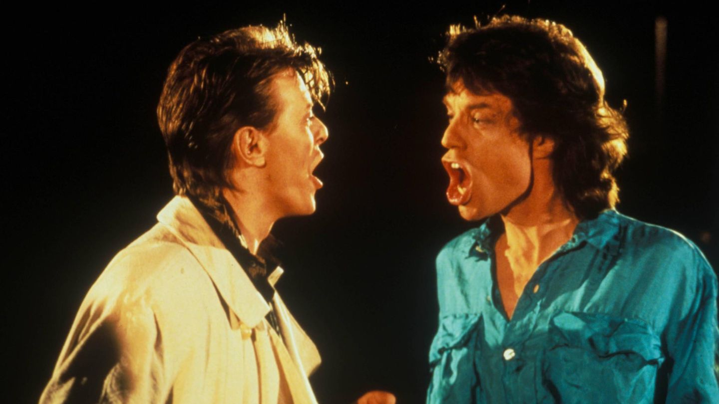 1985: Power-Duo – David Bowie und Jagger Der Erfolg von Jagger und den Stones war in den 70ern unglaublich – genau wie der von "Under Pressure"-Sänger David Bowie. Doch gegen Ende des Jahrzehntes wird es ruhiger um die Band, wie auch um Bowie. Eine Idee muss her. 1985 nehmen die Beiden den Soulklassiker "Dancing in the Street" gemeinsam neu auf, er wird zum Nummer-eins-Hit. Doch das Duo will mehr: Zum Live Aid im Wembley-Stadion haben Jagger und Bowie die Idee, ihren neuen Hit zeitgleich zu performen – Bowie steht in London auf der Bühne, Jagger in Philadelphia. Gemeinsam singen sie ihren neuen Hit, der via Satellit übertragen wird – doch durch Verzögerungen geht der Plan nicht auf, die Synchronisation ist fehlerhaft.
