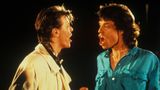 Der Erfolg von Jagger und den Stones war in den 70ern unglaublich – genau wie der von "Under Pressure"-Sänger David Bowie. Doch gegen Ende des Jahrzehntes wird es ruhiger um die Band, wie auch um Bowie. Eine Idee muss her. 1985 nehmen die Beiden den Soulklassiker "Dancing in the Street" gemeinsam neu auf, er wird zum Nummer-eins-Hit. Doch das Duo will mehr: Zum Live Aid im Wembley-Stadion haben Jagger und Bowie die Idee, ihren neuen Hit zeitgleich zu performen – Bowie steht in London auf der Bühne, Jagger in Philadelphia. Gemeinsam singen sie ihren neuen Hit, der via Satellit übertragen wird – doch durch Verzögerungen geht der Plan nicht auf, die Synchronisation ist fehlerhaft. 