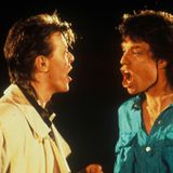 Der Erfolg von Jagger und den Stones war in den 70ern unglaublich – genau wie der von "Under Pressure"-Sänger David Bowie. Doch gegen Ende des Jahrzehntes wird es ruhiger um die Band, wie auch um Bowie. Eine Idee muss her. 1985 nehmen die Beiden den Soulklassiker "Dancing in the Street" gemeinsam neu auf, er wird zum Nummer-eins-Hit. Doch das Duo will mehr: Zum Live Aid im Wembley-Stadion haben Jagger und Bowie die Idee, ihren neuen Hit zeitgleich zu performen – Bowie steht in London auf der Bühne, Jagger in Philadelphia. Gemeinsam singen sie ihren neuen Hit, der via Satellit übertragen wird – doch durch Verzögerungen geht der Plan nicht auf, die Synchronisation ist fehlerhaft. 