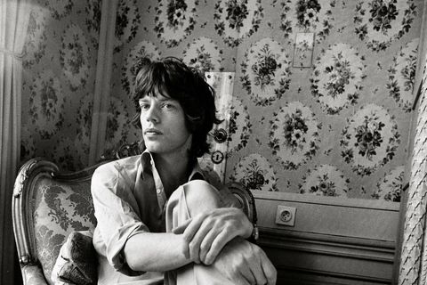 Bekannt war Jagger aber nicht nur für seine einzigartige Stimme, seine freaky Dance Moves und seine Wandelbarkeit als Schauspieler. Gerade in den 60ern und 70ern wurde der Rockstar für seine stylischen Looks gefeiert, die die modischen Jahrzehnte mit prägten. 