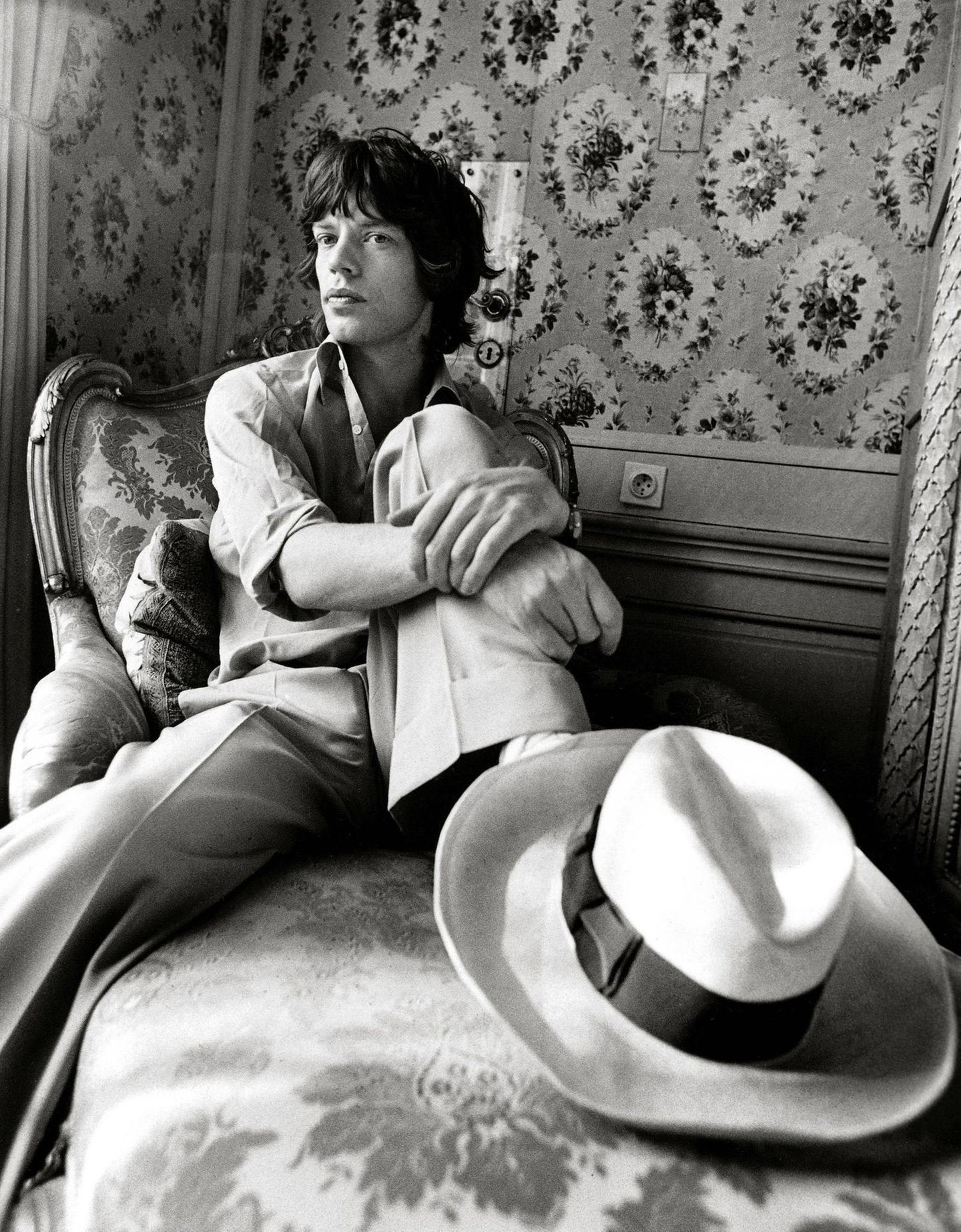Bekannt war Jagger aber nicht nur für seine einzigartige Stimme, seine freaky Dance Moves und seine Wandelbarkeit als Schauspieler. Gerade in den 60ern und 70ern wurde der Rockstar für seine stylischen Looks gefeiert, die die modischen Jahrzehnte mit prägten. 