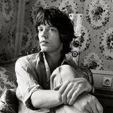 Bekannt war Jagger aber nicht nur für seine einzigartige Stimme, seine freaky Dance Moves und seine Wandelbarkeit als Schauspieler. Gerade in den 60ern und 70ern wurde der Rockstar für seine stylischen Looks gefeiert, die die modischen Jahrzehnte mit prägten. 