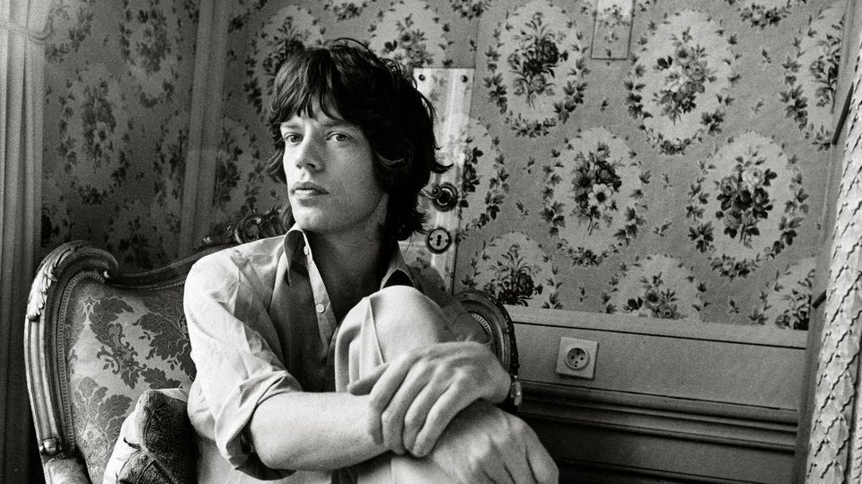 Bekannt war Jagger aber nicht nur für seine einzigartige Stimme, seine freaky Dance Moves und seine Wandelbarkeit als Schauspieler. Gerade in den 60ern und 70ern wurde der Rockstar für seine stylischen Looks gefeiert, die die modischen Jahrzehnte mit prägten. 