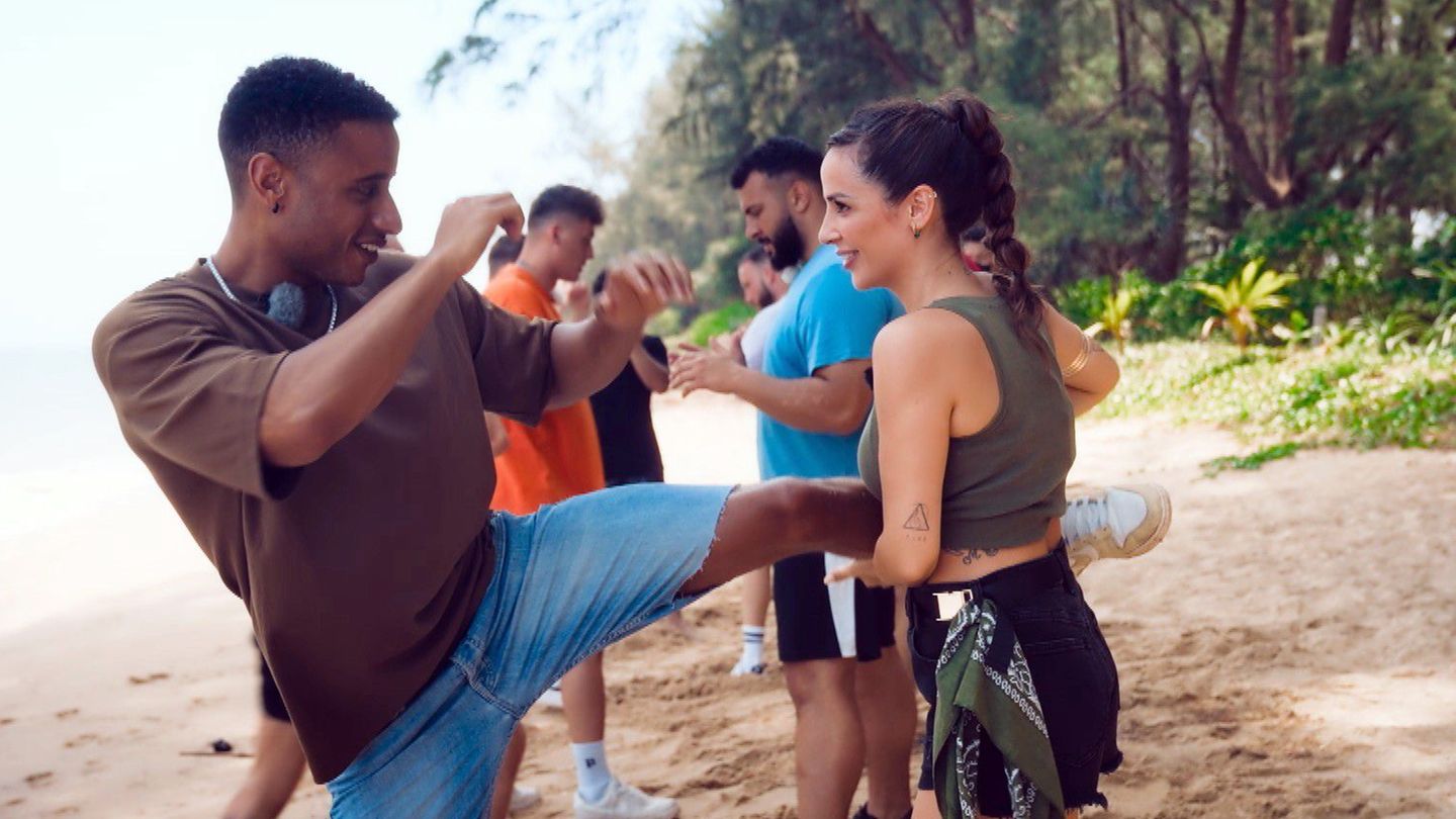 Beim Stunt-Training darf Jesaia mit Jenny raufen – und sie sogar küssen!