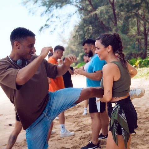 Beim Stunt-Training darf Jesaia mit Jenny raufen – und sie sogar küssen!