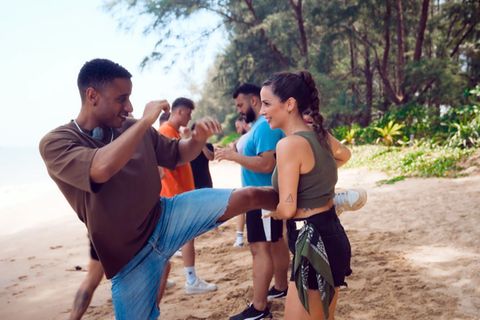 Beim Stunt-Training darf Jesaia mit Jenny raufen – und sie sogar küssen!