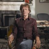 Die frühen 2000er im Leben des Mick Jaggers waren für den Künstler ein Auf und Ab – privat wie auch beruflich. 2001 erschien die BBC Doku "Mick Jagger – My Life as a Rolling Stone", die das Leben des Rockstars exklusiv dokumentierte. Ab 2001 war Jagger mit der US-amerikanischen Modedesignerin L’Wren Scott liiert, die 2014 Suizid beging. 2003 wurde er in die Liste der "Top 50 der schlimmsten Rockstars aller Zeiten" des Musikmagazins "Blender" aufgenommen, die ihn für seinen exzessiven LSD-Konsum in der zweiten Hälfte der 1960er verurteilte. Damals soll er das Rauschmittel mehr als ein Jahr lang täglich eingenommen haben. 