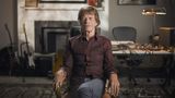 Die frühen 2000er im Leben des Mick Jaggers waren für den Künstler ein Auf und Ab – privat wie auch beruflich. 2001 erschien die BBC Doku "Mick Jagger – My Life as a Rolling Stone", die das Leben des Rockstars exklusiv dokumentierte. Ab 2001 war Jagger mit der US-amerikanischen Modedesignerin L’Wren Scott liiert, die 2014 Suizid beging. 2003 wurde er in die Liste der "Top 50 der schlimmsten Rockstars aller Zeiten" des Musikmagazins "Blender" aufgenommen, die ihn für seinen exzessiven LSD-Konsum in der zweiten Hälfte der 1960er verurteilte. Damals soll er das Rauschmittel mehr als ein Jahr lang täglich eingenommen haben. 