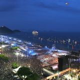 2005 gingen die Stones auf "A Bigger Bang"-Tour, gaben 2006 in Rio de Janeiro ihr erstes Gratiskonzert vor mehr als einer Million Menschen, nachdem sie mit ihren eigentlichen Konzerten mehr als 500 Millionen Dollar eingenommen hatten. Der Erfolg hielt an. Dennoch gründete der inzwischen 68-jährige Jagger seine neue Band SuperHeavy mit Eurythmics-Gitarristen David Stewart sowie den Solokünstlern Joss Stone, A. R. Rahman sowie Damian Marley.