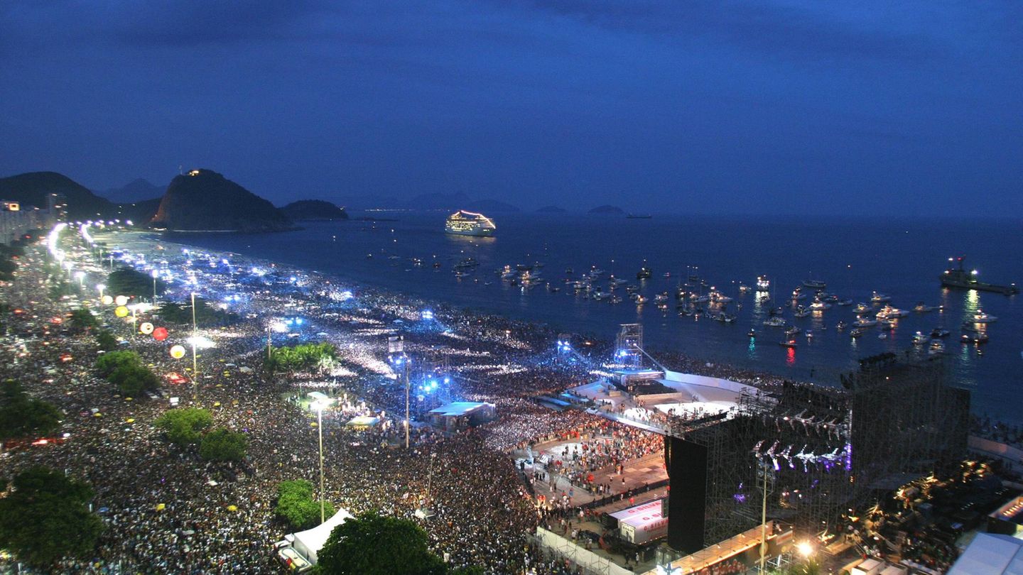 2005 gingen die Stones auf "A Bigger Bang"-Tour, gaben 2006 in Rio de Janeiro ihr erstes Gratiskonzert vor mehr als einer Million Menschen, nachdem sie mit ihren eigentlichen Konzerten mehr als 500 Millionen Dollar eingenommen hatten. Der Erfolg hielt an. Dennoch gründete der inzwischen 68-jährige Jagger seine neue Band SuperHeavy mit Eurythmics-Gitarristen David Stewart sowie den Solokünstlern Joss Stone, A. R. Rahman sowie Damian Marley.