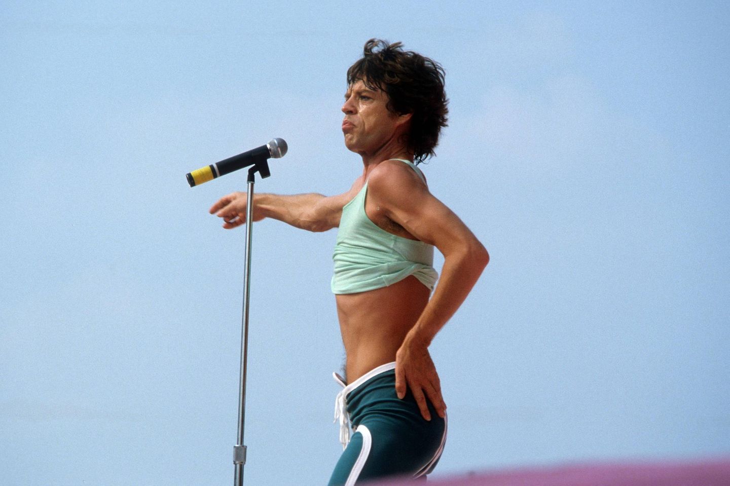 Ein Jahr später erschien Jaggers Biografie mit dem Titel "MICK: The Wild Times and Mad Genius of Mick Jagger", die nicht nur mehr Einblicke in seine Musikkarriere, sondern auch in sein Sexleben gewährte. Der "Sexgott", wie er teils genannt wurde, soll mit mehr als 4000 Frauen geschlafen haben ... 