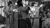 Die Rolling Stones bei einem ihrer unzähligen Auftritte im Jahr 1968. Kurz nach ihrer Gründung im Juli 1962 spielte die Band ihren ersten Gig im Marquee Club in der Londoner Oxford Street. Jagger, Richards und Jones zogen zeitgleich gemeinsam in ein kleines möbliertes Apartment in der Edith Grove im Londoner Stadtteil Chelsea. Im gleichen Jahr unterschrieben sie ihren ersten Plattenvertrag – der Startschuss einer legendären Musik-Karriere. Schon damals waren Jaggers markante Stimme und seine extravaganten Tanzmoves die Markenzeichen der Stones. 