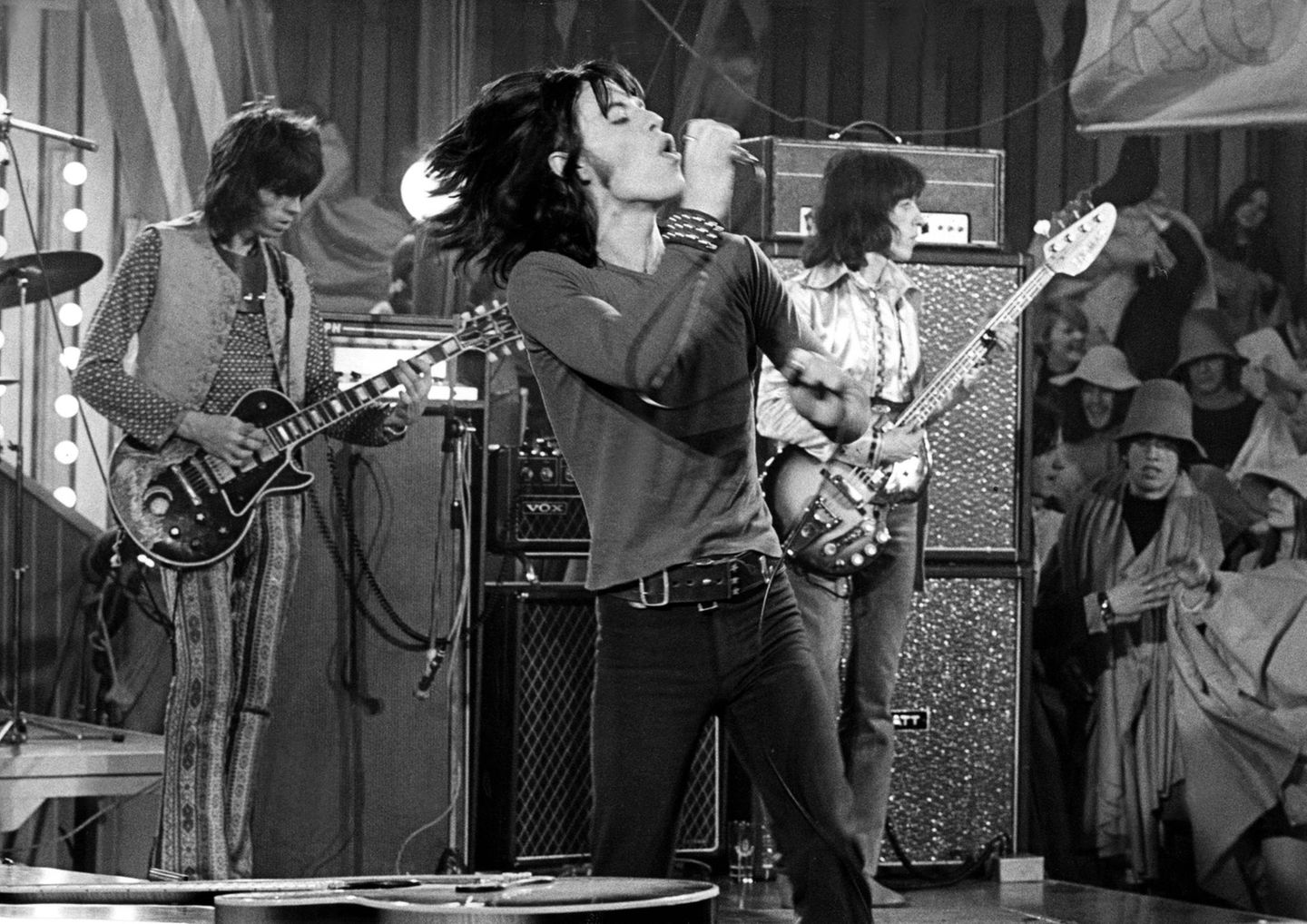 Die Rolling Stones bei einem ihrer unzähligen Auftritte im Jahr 1968. Kurz nach ihrer Gründung im Juli 1962 spielte die Band ihren ersten Gig im Marquee Club in der Londoner Oxford Street. Jagger, Richards und Jones zogen zeitgleich gemeinsam in ein kleines möbliertes Apartment in der Edith Grove im Londoner Stadtteil Chelsea. Im gleichen Jahr unterschrieben sie ihren ersten Plattenvertrag – der Startschuss einer legendären Musik-Karriere. Schon damals waren Jaggers markante Stimme und seine extravaganten Tanzmoves die Markenzeichen der Stones. 