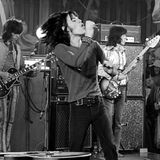 Die Rolling Stones bei einem ihrer unzähligen Auftritte im Jahr 1968. Kurz nach ihrer Gründung im Juli 1962 spielte die Band ihren ersten Gig im Marquee Club in der Londoner Oxford Street. Jagger, Richards und Jones zogen zeitgleich gemeinsam in ein kleines möbliertes Apartment in der Edith Grove im Londoner Stadtteil Chelsea. Im gleichen Jahr unterschrieben sie ihren ersten Plattenvertrag – der Startschuss einer legendären Musik-Karriere. Schon damals waren Jaggers markante Stimme und seine extravaganten Tanzmoves die Markenzeichen der Stones. 