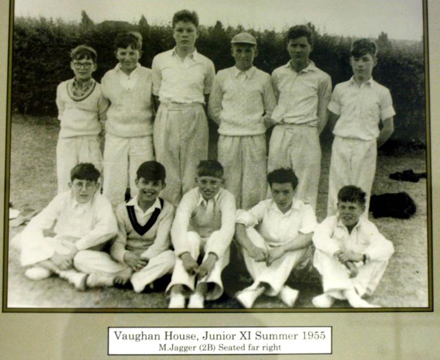 1950 bis 1958: Mick und der Sport Bis heute wird Jagger für seine Fitness bewundert. Dabei legte Jaggers Vater Basil ihm die Sportaffinität wortwörtlich in die Wiege. Er war Sportlehrer am städtischen Strawberry-Hill-College und Fitnessexperte, der bei seinem Sohn von Beginn an den sportlichen Ehrgeiz, die endlose Disziplin und Leidenschaft weckte. Ende der 1950er Jahre stellte Basil ein Basketballteam zusammen mit Jagger als Mannschaftskapitän. "Er bläute mir von klein auf ein, auf mich selbst zu achten", sagte Jagger 2006 dem "Daily Telegraph". Er habe ihm eine "Gehirnwäsche" verpasst, weshalb er seit 1970 non-stop trainiere. Seinen ersten Fernsehauftritt hatte Jagger somit nicht in einer Musiksendung, sondern im Jahr 1959 in der britischen Sportsendung "Seeing Sports" als fitter Kletterer, der Sportschuhe präsentierte.