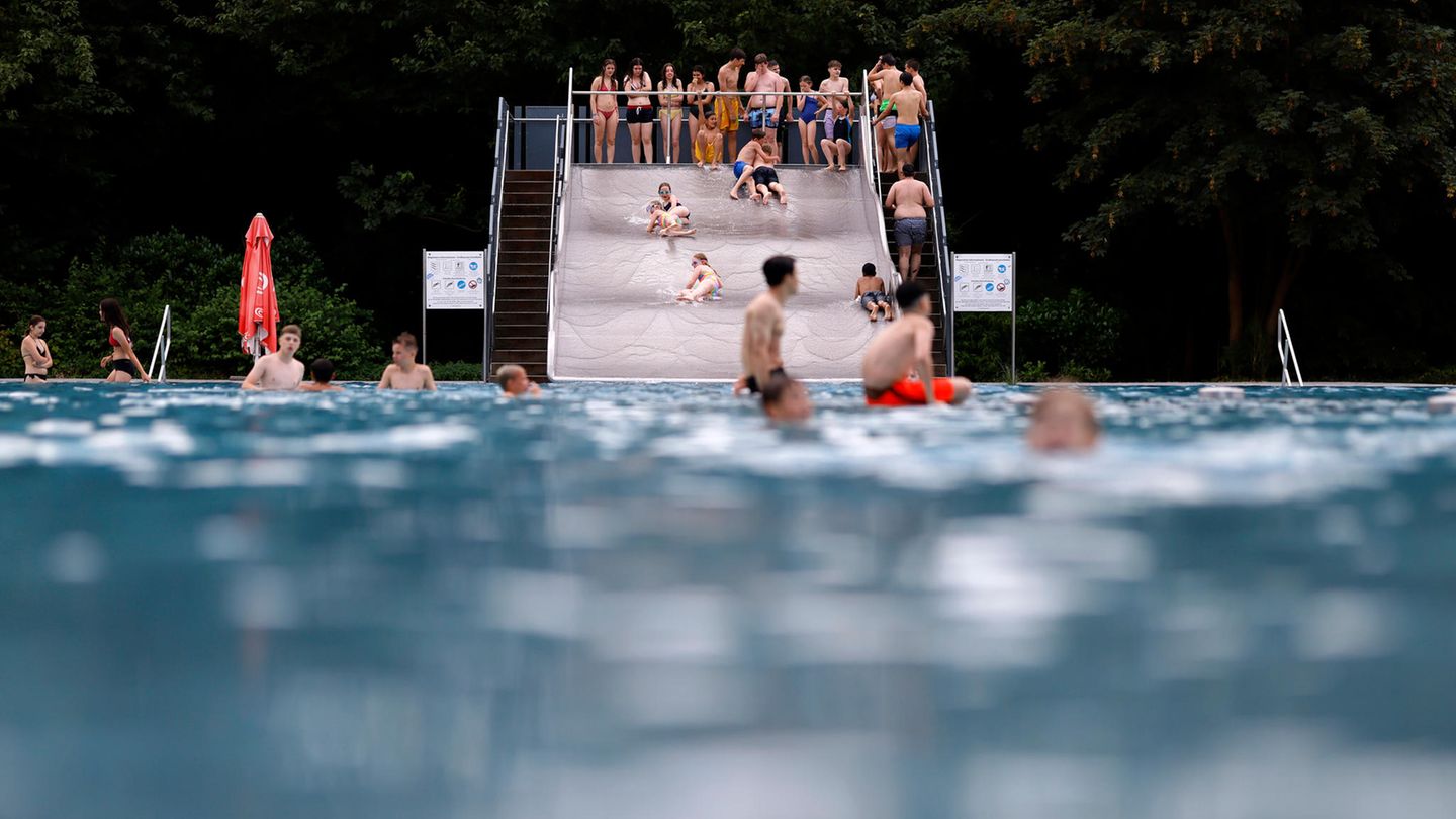 Badegäste im Kölner Freibad Badegäste im Kölner Freibad