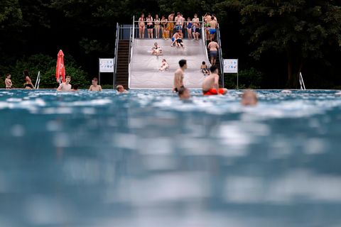 Badegäste im Kölner Freibad