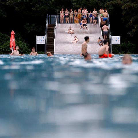 Badegäste im Kölner Freibad