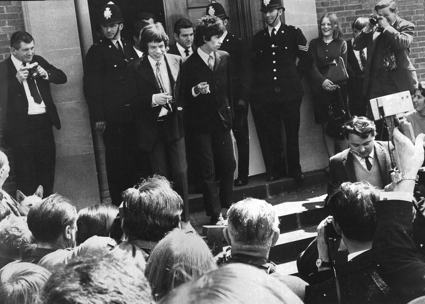 Februar 1967: Drogenmissbrauchsprozess gegen die Rolling Stones Doch nicht alles im Leben Jaggers sah so rosig aus, wie seine Musikkarriere. Im Februar 1967 wurde der Sänger während einer Party auf dem Landsitz von Richards im Rahmen einer Razzia verhaftet. Was folgte war der berüchtigte Drogenmissbrauchsprozess gegen die Rolling Stones, bei dem Jagger im Juni 1967 wegen des Besitzes von vier in Italien legal erworbenen Amphetamin-Tabletten zu einer dreimonatigen und Richards zu einer sechsmonatigen Haftstrafe verurteilt wurde. Gegen Kaution wurden die beiden einen Monat später entlassen, die Urteile aufgehoben. Doch die Suchtmittel waren damit nicht vom Tisch – zumindest, was den damaligen Gitarristen Brian Jones angeht. Wegen seiner Suchtprobleme wurde Jones zum Ausstieg aus der Band gedrängt. Mick Taylor wurde sein Nachfolger. Nur wenige Wochen später fand man Jones tot in seinem Pool.