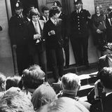 Doch nicht alles im Leben Jaggers sah so rosig aus, wie seine Musikkarriere. Im Februar 1967 wurde der Sänger während einer Party auf dem Landsitz von Richards im Rahmen einer Razzia verhaftet. Was folgte war der berüchtigte Drogenmissbrauchsprozess gegen die Rolling Stones, bei dem Jagger im Juni 1967 wegen des Besitzes von vier in Italien legal erworbenen Amphetamin-Tabletten zu einer dreimonatigen und Richards zu einer sechsmonatigen Haftstrafe verurteilt wurde. Gegen Kaution wurden die beiden einen Monat später entlassen, die Urteile aufgehoben. Doch die Suchtmittel waren damit nicht vom Tisch – zumindest, was den damaligen Gitarristen Brian Jones angeht. Wegen seiner Suchtprobleme wurde Jones zum Ausstieg aus der Band gedrängt. Mick Taylor wurde sein Nachfolger. Nur wenige Wochen später fand man Jones tot in seinem Pool. 