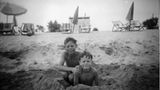 Mick Jagger (l.) im Alter von acht Jahren mit seinem Bruder Chris im Familienurlaub. Der Brite kommt am 26. Juli 1943 im englischen Dartford zur Welt. Sein Vater ist Physiklehrer und begeisterter Sportler, seine Mutter Australierin, die als Teenagerin selbst nach England kam. Sie brachte auch die Musik ins Hause Jagger – und legte damit den Grundstein für Micks späteres Interesse. In seiner Heimat lernte der Sänger bereits als Jugendlicher seinen späteren Bandkollegen Keith Richards kennen, der ebenfalls in Dartford aufgewachsen ist. 