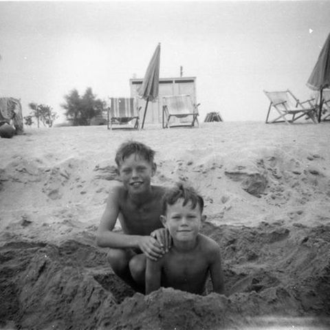 Mick Jagger (l.) im Alter von acht Jahren mit seinem Bruder Chris im Familienurlaub. Der Brite kommt am 26. Juli 1943 im englischen Dartford zur Welt. Sein Vater ist Physiklehrer und begeisterter Sportler, seine Mutter Australierin, die als Teenagerin selbst nach England kam. Sie brachte auch die Musik ins Hause Jagger – und legte damit den Grundstein für Micks späteres Interesse. In seiner Heimat lernte der Sänger bereits als Jugendlicher seinen späteren Bandkollegen Keith Richards kennen, der ebenfalls in Dartford aufgewachsen ist. 