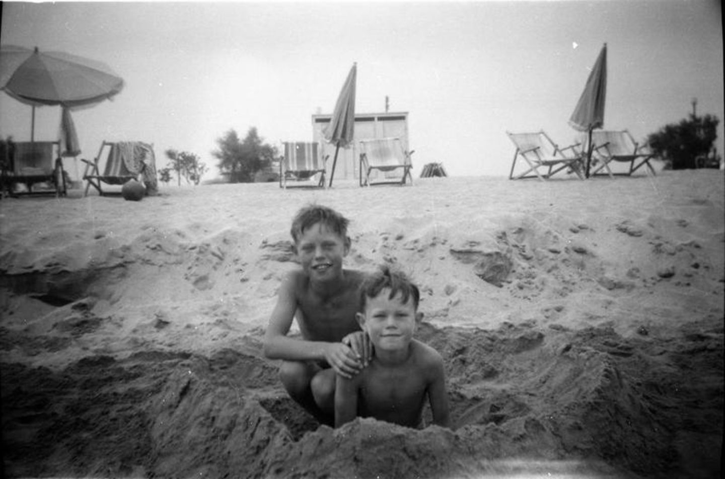 1943 bis 1950: Frühe Kindheit Mick Jagger (l.) im Alter von acht Jahren mit seinem Bruder Chris im Familienurlaub. Der Brite kommt am 26. Juli 1943 im englischen Dartford zur Welt. Sein Vater ist Physiklehrer und begeisterter Sportler, seine Mutter Australierin, die als Teenagerin selbst nach England kam. Sie brachte auch die Musik ins Hause Jagger – und legte damit den Grundstein für Micks späteres Interesse. In seiner Heimat lernte der Sänger bereits als Jugendlicher seinen späteren Bandkollegen Keith Richards kennen, der ebenfalls in Dartford aufgewachsen ist.