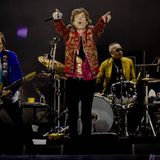 Mit stolzen 80 Jahren steht Jagger – oder hüpft besser gesagt – heute nach wie vor auf der Bühne. Wie er das schafft? Mit reichlich Fitness und einer großen Portionen Ehrgeiz: "Man muss nur anfangen, Fitness zu machen, wenn man über 30 ist. Und ein wenig Laufen kann auch nicht schaden", sagt er dazu. Zu seiner strengen Fitness-Routine sollen immer noch regelmäßige Joggingrunden von 12 Kilometern, Schwimmen und Kickboxen sowie Yoga und Pilates gehören. Zum "Daily Telegraph" sagte er vor zehn Jahren: "Ich trainiere fünf oder sechs Tage in der Woche, aber ich mache mich nicht verrückt. Ich wechsle zwischen Gymnastik und Tanzen ab, dann mache ich Sprints und so weiter. Ich trainiere für die Ausdauer."