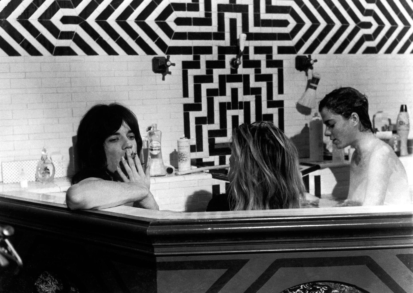 Ab 1970: Erste Schritte als Schauspieler Zeitgleich richtete sich Jagger karrieretechnisch neu aus. Er begann, immer mehr alleine an Projekten zu arbeiten und versuchte sich als Schauspieler. Seine erste Rolle hatte er in Nicolas Roegs Kultthriller "Performance" an der Seite des deutschen Models Anita Pallenberg, die in den 70ern als Groupie der Stones große Bekanntheit erlangte. Für den Soundtrack lieferte er zudem den Hit "Memo from Turner", der ebenfalls ein großer Erfolg wurde. Zur selben Zeit ging Jagger jedoch immer wieder auf Tour mit der Band, unterbrach dafür die Dreharbeiten zu weiteren Filmen.