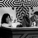 Zeitgleich richtete sich Jagger karrieretechnisch neu aus. Er begann, immer mehr alleine an Projekten zu arbeiten und versuchte sich als Schauspieler. Seine erste Rolle hatte er in Nicolas Roegs Kultthriller "Performance" an der Seite des deutschen Models Anita Pallenberg, die in den 70ern als Groupie der Stones große Bekanntheit erlangte. Für den Soundtrack lieferte er zudem den Hit "Memo from Turner", der ebenfalls ein großer Erfolg wurde. Zur selben Zeit ging Jagger jedoch immer wieder auf Tour mit der Band, unterbrach dafür die Dreharbeiten zu weiteren Filmen.