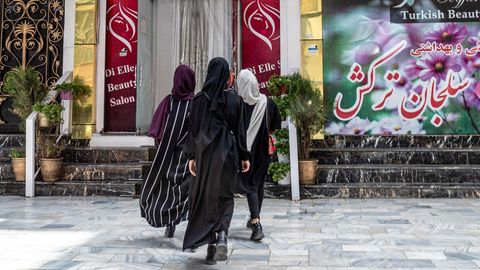 Frauen in Afghanistan gehen in einen Schönheitssalon