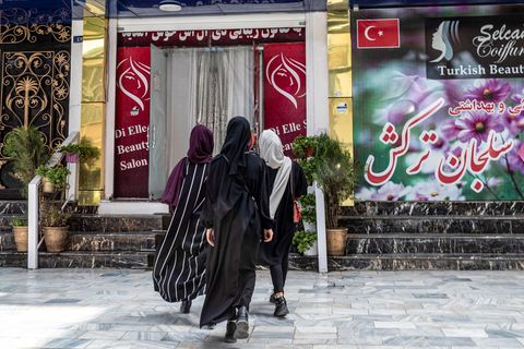 Frauen in Afghanistan gehen in einen Schönheitssalon