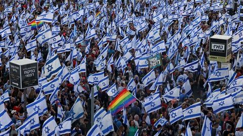 Demonstranten versammeln sich am Sonntag mit National- und Regenbogenfahnen vor dem israelischen Parlament (