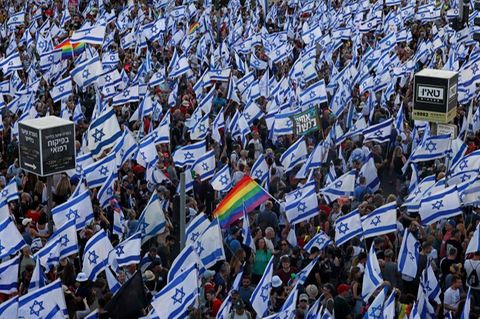Demonstranten versammeln sich am Sonntag mit National- und Regenbogenfahnen vor dem israelischen Parlament (