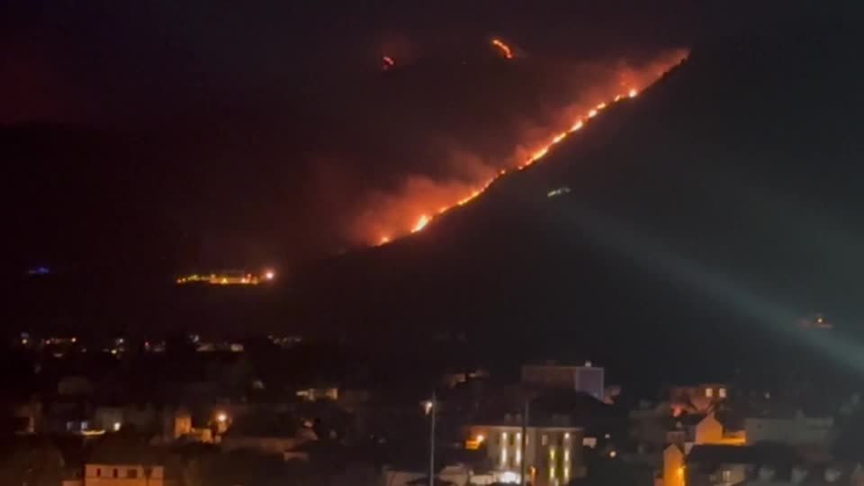Video: Waldbrände fressen sich durch Rhodos und Sizilien