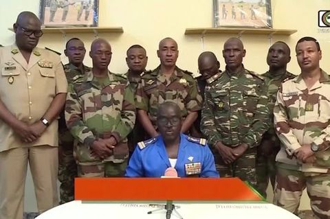 Putsch im Niger: Militär verkündet Machtübernahme – nachdem der Präsident stundenlang im Palast festgehalten wird