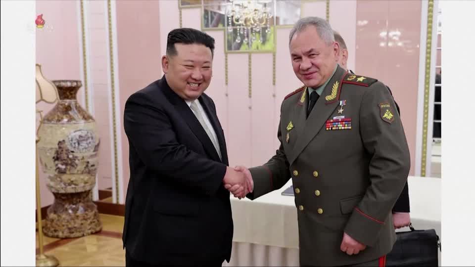Video: Nordkorea: Kim und Schoigu besprechen Stärkung der militärischen Beziehungen Video: Nordkorea: Kim und Schoigu besprechen Stärkung der militärischen Beziehungen