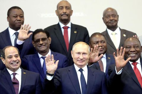 Das Gruppenfoto vom vergangenen Afrika-Gipfel mit Putin (1. Reihe, M) zusammen mit den Führern der afrikanischen Ländern