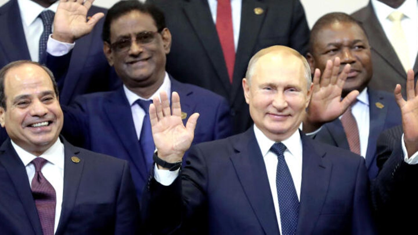 Das Gruppenfoto vom vergangenen Afrika-Gipfel mit Putin (1. Reihe, M) zusammen mit den Führern der afrikanischen Ländern
