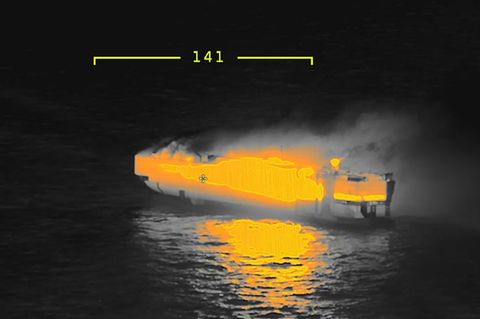 Ein Foto, das von der niederländischen Küstenwache zur Verfügung gestellt wurde, zeigt den brennenden Frachter "Fremantle Highway" in der Nordsee. Das Foto wurde bei Nacht aufgenommen und zeigt die Hitze des Feuers in der Dunkelheit. 