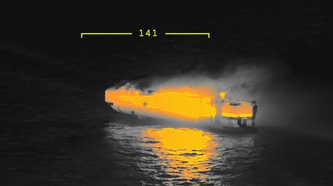 Ein Foto, das von der niederländischen Küstenwache zur Verfügung gestellt wurde, zeigt den brennenden Frachter "Fremantle Highway" in der Nordsee. Das Foto wurde bei Nacht aufgenommen und zeigt die Hitze des Feuers in der Dunkelheit. 