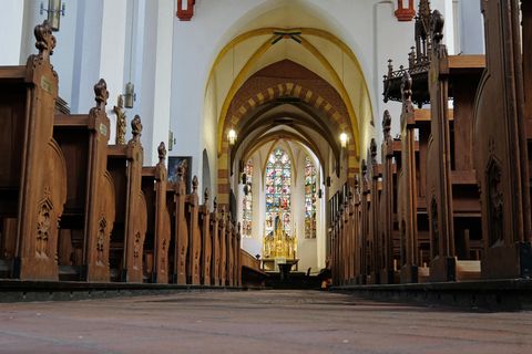 Der Blick in eine Kirche mit leeren Bänken