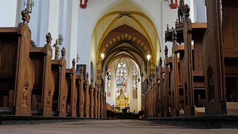 Der Blick in eine Kirche mit leeren Bänken