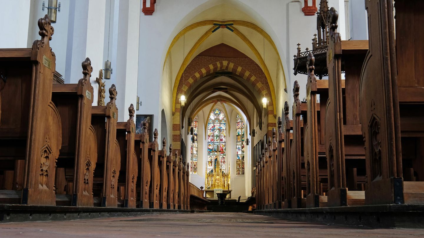 Der Blick in eine Kirche mit leeren Bänken