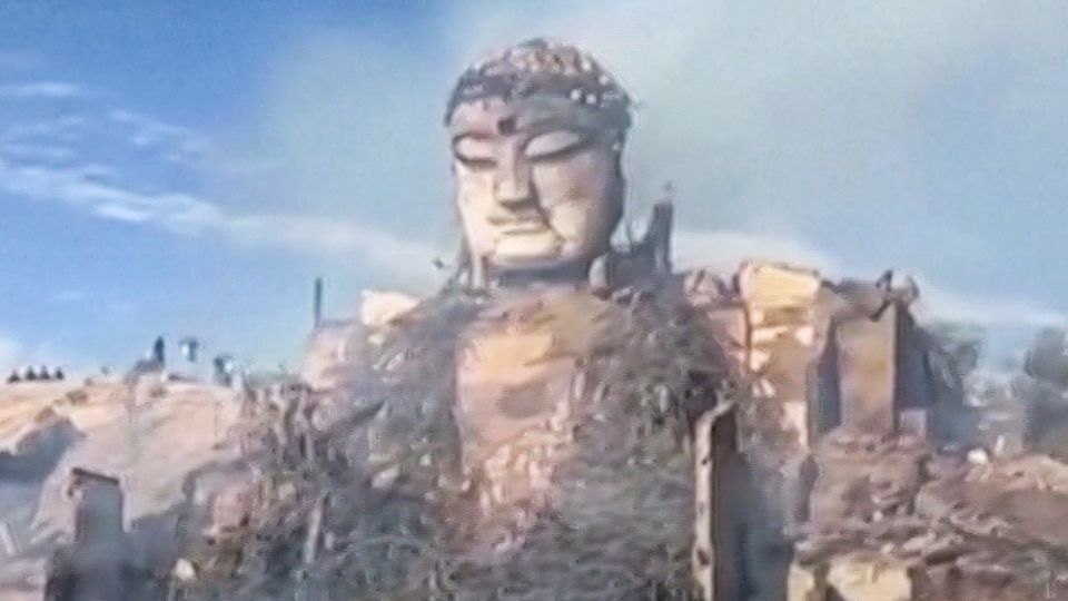 Tempel-Feuer beschädigt riesige Buddha-Statue