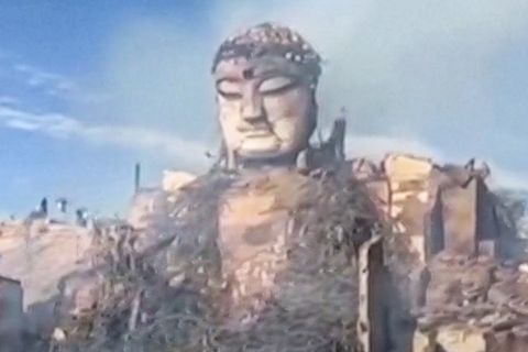 Tempel-Feuer beschädigt riesige Buddha-Statue
