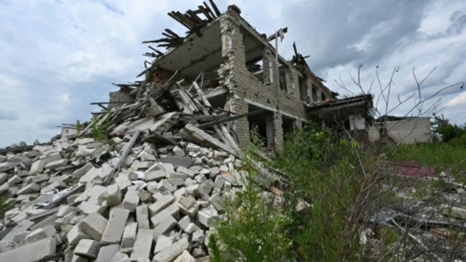 Zerstörte Schule in der Ukraine